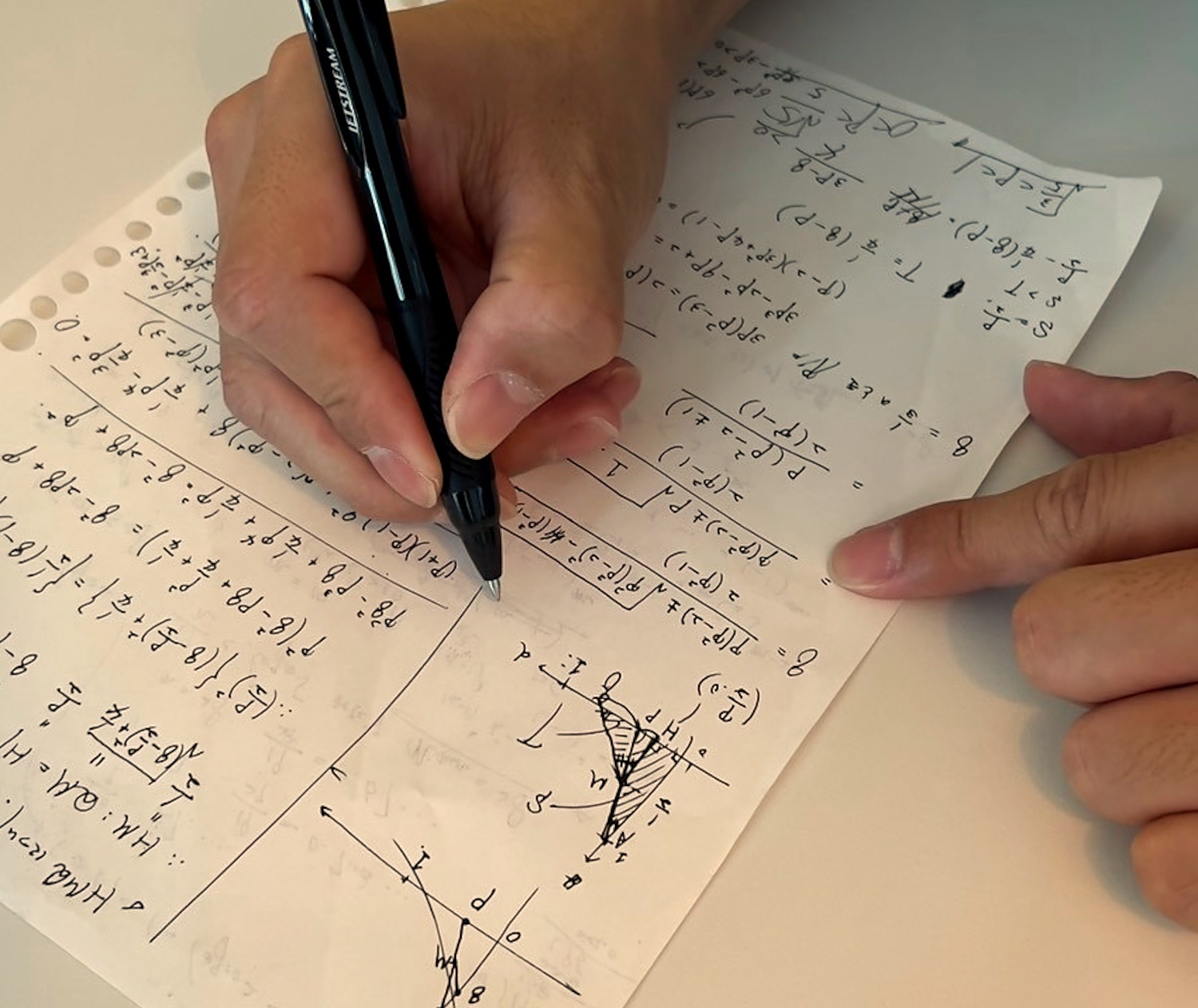ノートに解き方を書きながら学ぶ手元