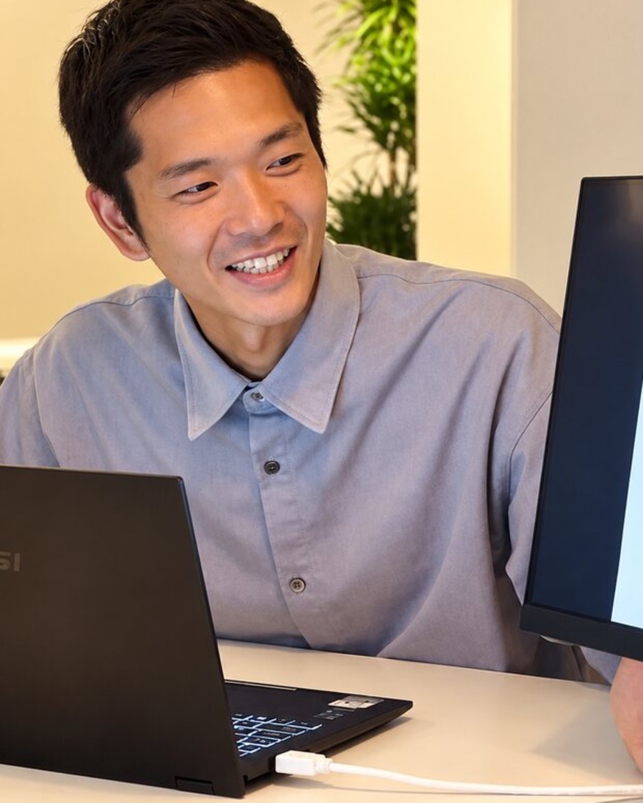 学び舎空間の説明会で、モニターを使って塾の紹介をする塾長 濱田夏彦